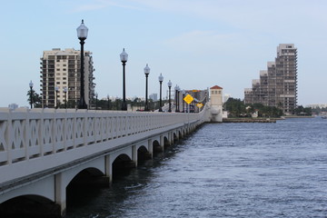 Puente y mar