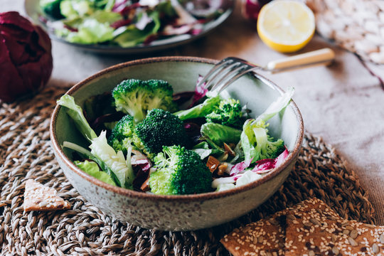Fresh salad with fennel, walnuts and steamed broccoli