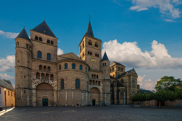 Fototapeta na wymiar Dom und Liebfrauenkirche Trier