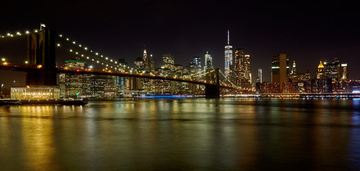 Fototapeta na wymiar beautiful night skyline of downtown New York with Brooklyn bridge in the foreground