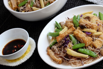 Dry rice vermicelli fried with vegetable