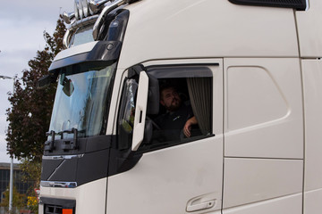 LKW Fahrer in seinem F&uuml;hrerhaus