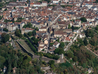 Fototapeta na wymiar vue aérienne de la ville d'Avallon dans le département de la Nièvre en France