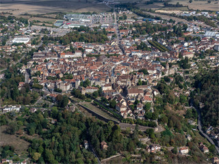 vue aérienne de la ville d'Avallon dans le département de la Nièvre en France