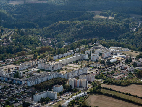 vue a&eacute;rienne de la ville d'Avallon dans le d&eacute;partement de la Ni&egrave;vre en France