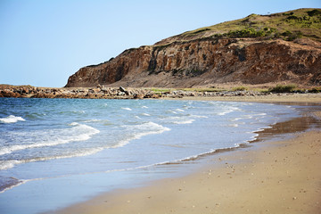 Fototapeta na wymiar coast with a cliff in the backgroud