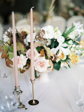 A beautiful wedding table setting with a floral composition with punk and white flowers