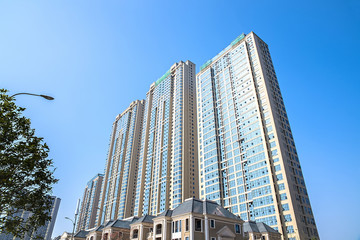 Fototapeta na wymiar Intensive high-rise real estate windows