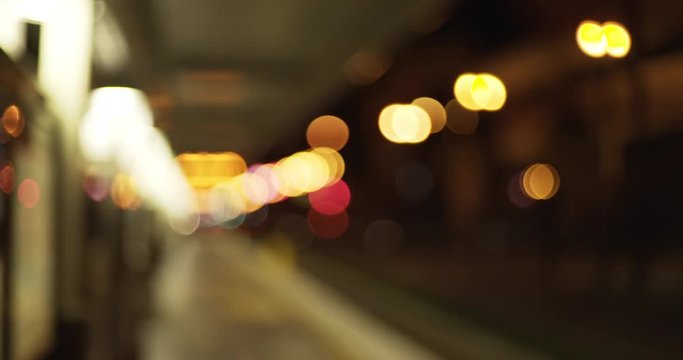 Out of focus background plate of bokeh lights et empty train station