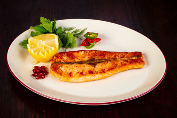 Grilled salmon with lemon