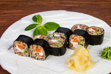 Japanese roll with kinoa and salmon