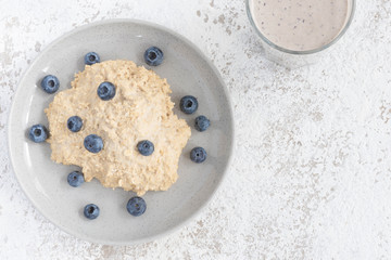 oatmeal with blueberry porridge for healthy breakfast

