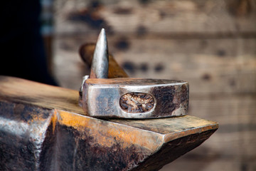 Alter Schmiedehammer auf Amboss, Handwerk, Schmiedehandwerk