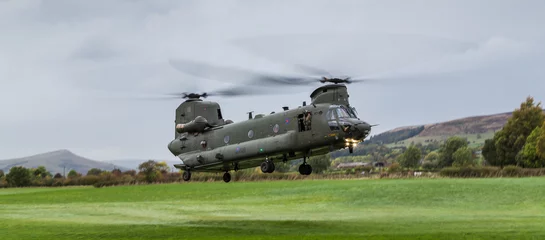 Fotobehang Groothoekbeeld van een Royal Air Force CH-47-HC.6A Chinook-helikopter die terugkeert naar de basis na een vogelaanvaring tijdens laagvliegen in het Peak District op 11 oktober 2018. © Jason Wells