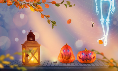 Zwei lustige Halloween Kürbisse auf Holz mit Skelett im Hintergrund Bokeh Hintergrund