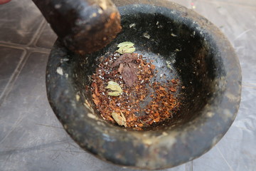 インドカレーの作り方。マサラをすりつぶす