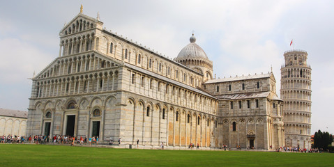 Fototapeta na wymiar The Leaning Tower of Pisa lurking behind the Cattedrale di Pisa