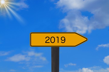 Ein Schild weist auf das Jahr 2019