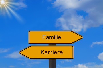 Zwei Richtungspfeile und Wahl zwischen Familie und Karriere