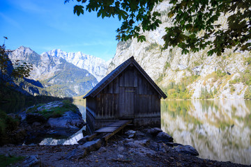 einsame Hütte am Obersee mit Spiegelung in den Alpen