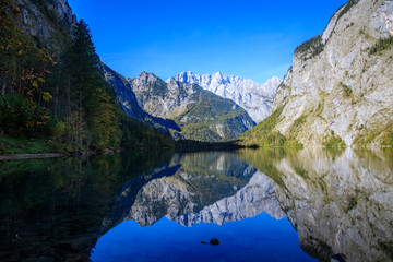 Fototapeta na wymiar Reflektionen am Obersee