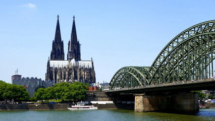 Fototapeta na wymiar alte Hohenzollernbrücke überspannt den Rhein zum Kölner Dom bei strahlend blauem Himmel