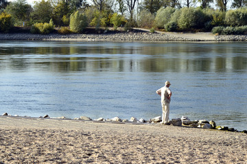 Alter Mann am Fluss