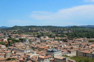 Fototapeta na wymiar la cité de Carcassonne et la ville neuve