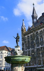 Kaiser Karl Brunnen mit der Statue Karls des Großen steht auf dem Marktplatz vor dem Rathaus in...
