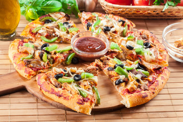 Spicy pizza with chicken gyros