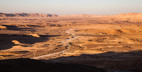 Strada nel deserto all'interno del Makhtesh Ramon