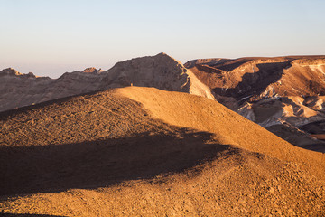 Tramonto nel deserto all'interno del Maktesh Ramon