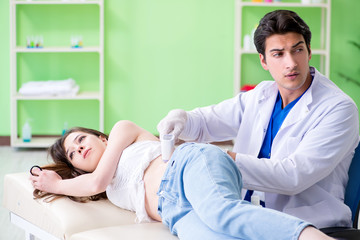 Obraz premium Pregnant woman visiting radiologyst for ultrasound 