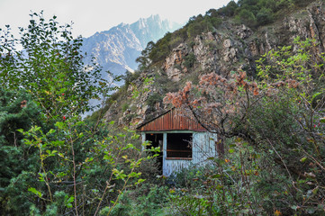 Fototapeta na wymiar Lonely house in the mountains at the foot of the Gveleti Waterfalls near Kazbegi, Giorgia 