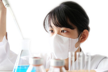 実験する研究者