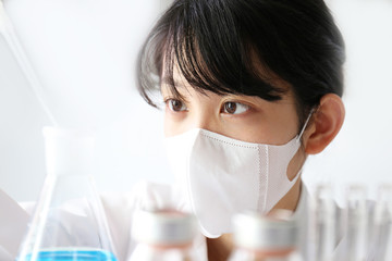 実験する研究者