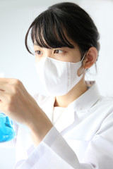 実験する研究者