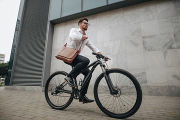 Plakat Businessman riding a bicycle