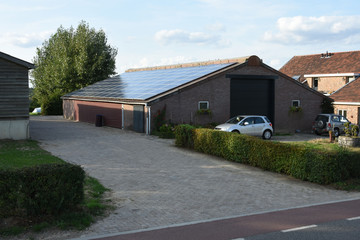 dak van een boerenschuur vol met zonnepanelen