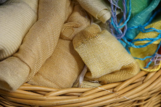 Bastelkorb mit T&uuml;chern und Wolle