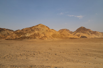 Fototapeta na wymiar sabbia e montagne nel deserto