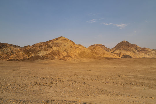 sabbia e montagne nel deserto © Andrea
