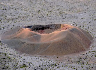 Cratère rouge au piton de la fournaise © Alain Crépin