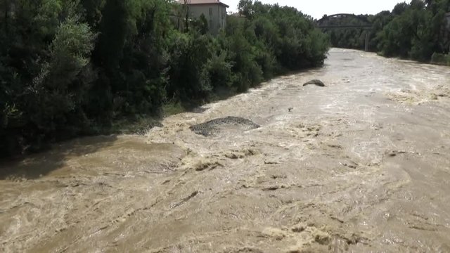 Грязные потоки воды 