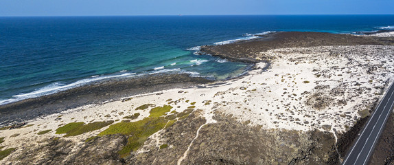 Vista aerea della Caleta del Mojón Blanco, spiaggia di sabbia del deserto e coste frastagliate. Orzola, Lanzarote, Isole Canarie, Spagna, Africa