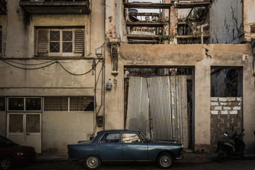 キューバ・ハバナの旧市街（建物・クラシックカー・HDR）