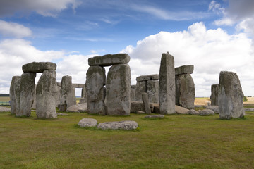 Preciosas vistas de Stonehenge bajo un cielo lleno de nubes