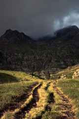 Fototapeta premium Chemin au soleil avec montagne en arriere plan, pyrénnées