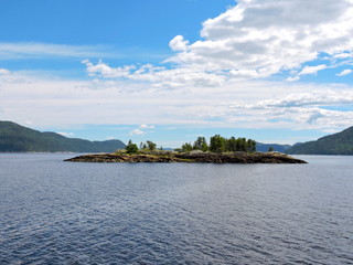 Fototapeta na wymiar île sur le fjord du Saguenay, Québec
