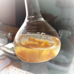 Dissolve peach jam in a glass flask for analysis of quality